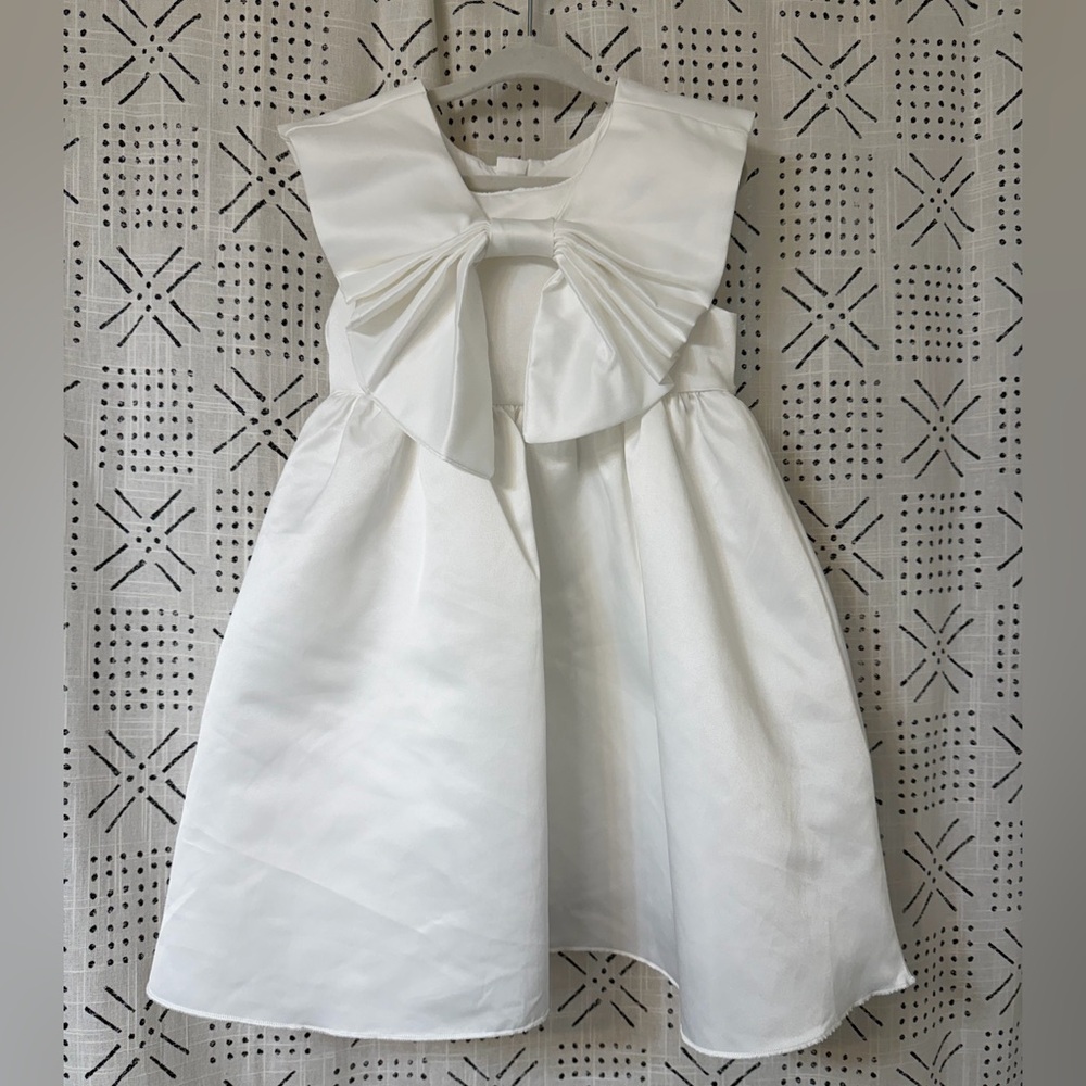 Elegant White Sleeveless Dress with Bow